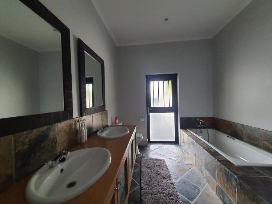 To Let 3 Bedroom Property for Rent in Oude Westhof Western Cape